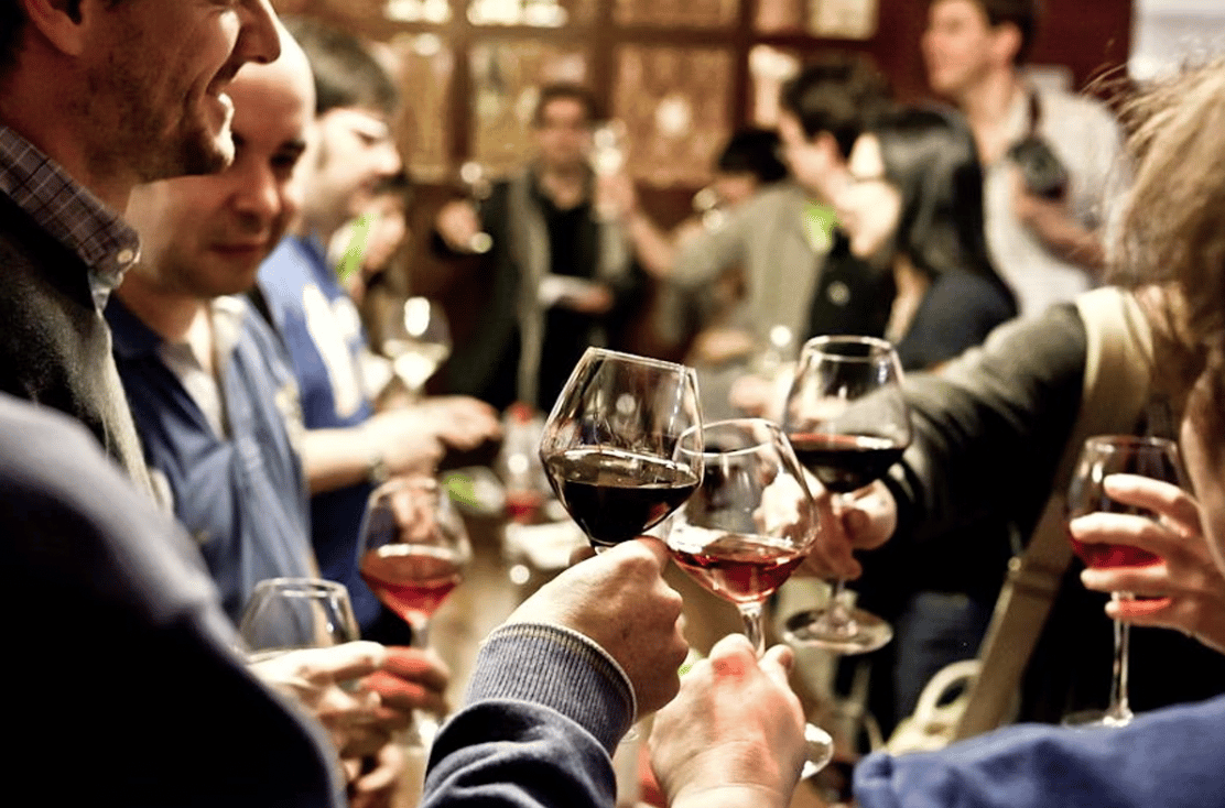 Menschen stoßen mit Navarro Wein aus Spanien an