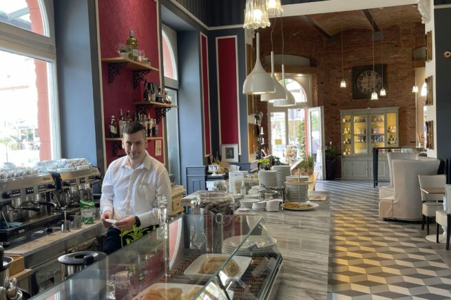Im Kavana Continental in Opatija locken vor allem süße Leckerei zur Kaffee-Stunde.