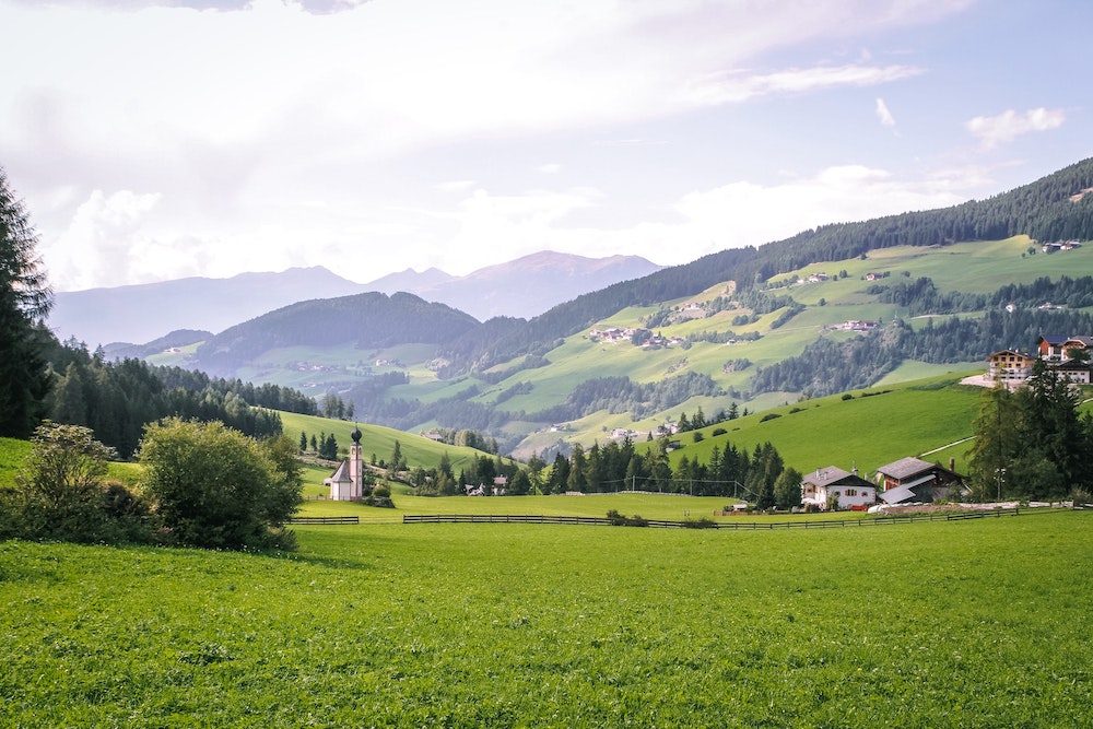 Blick auf die Berge und Felder der Region Andau in Österreich