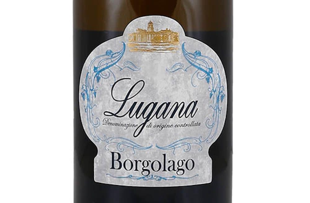 Eine Flasche Borgolago Lugana vom Weingut Cantina Delibori