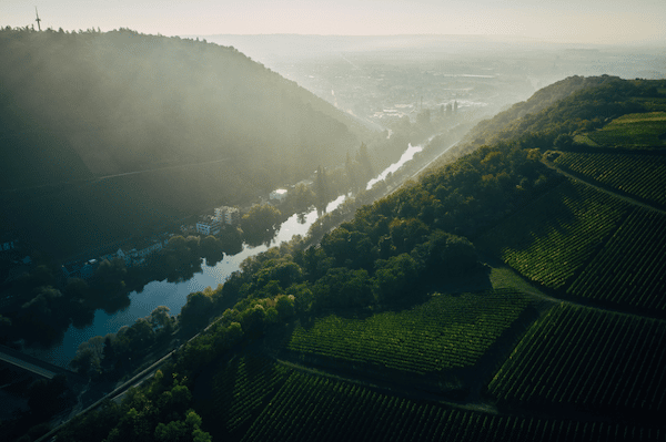 Blick auf ein Tal mit einem Fluss im Morgengrauen