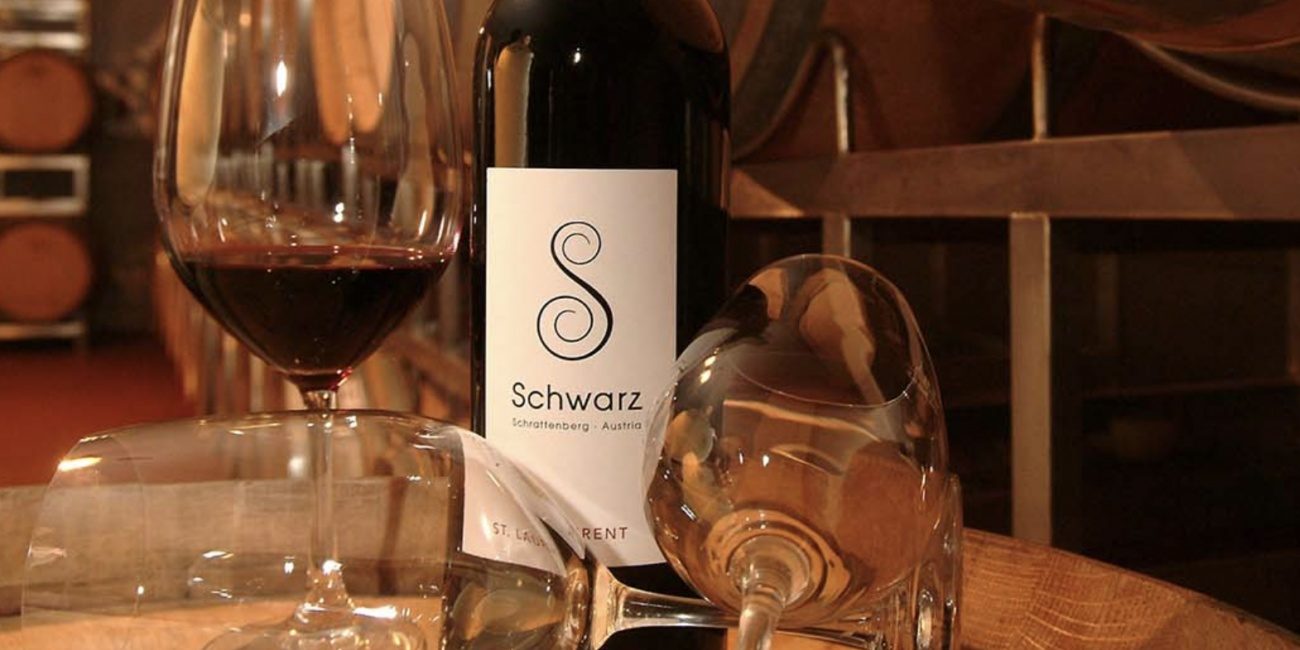 Eine Flasche Rotwein des Weingut Schwarz mit Weingläsern