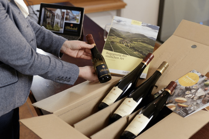 Winzerin vom Wilhelmshof präsentiert ein Wein-Probepaket 