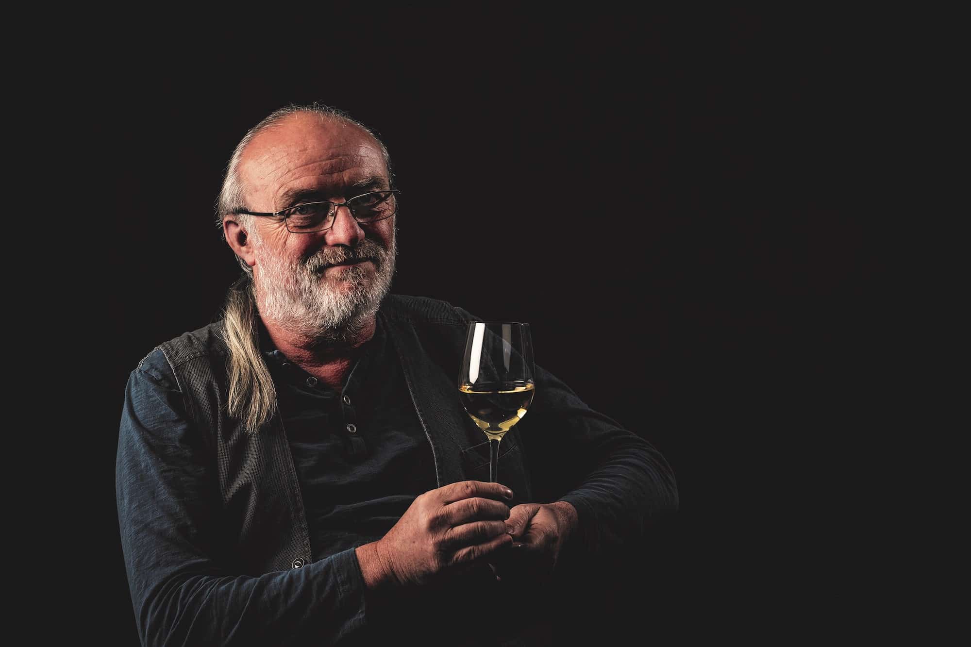 Manfred Rothe mit einem Glas Wein