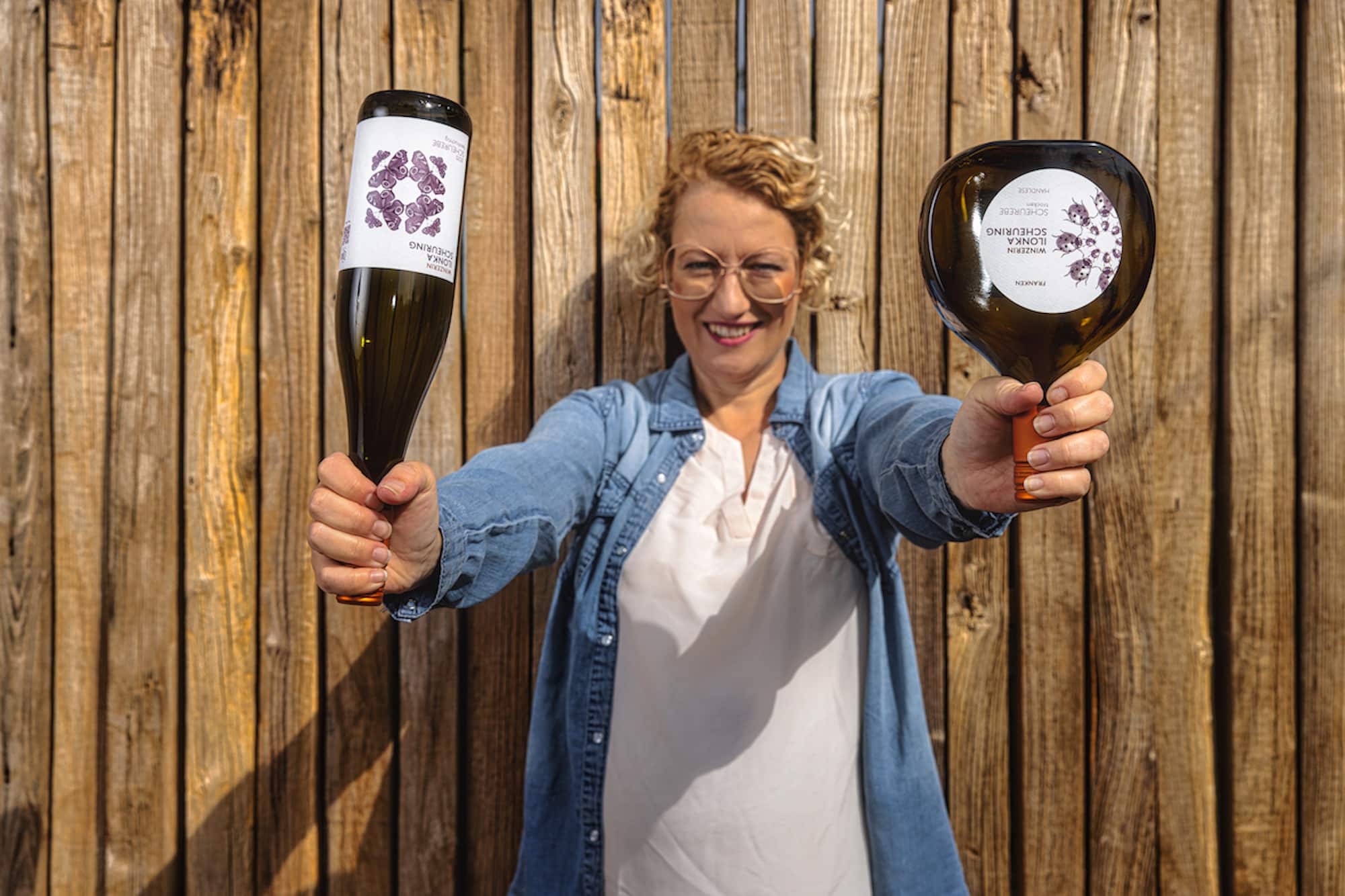 Winzerin Ilonka Scheuring vom Weingut Scheuring in Franken mit ihrem Klassik Scheurebe trocken
