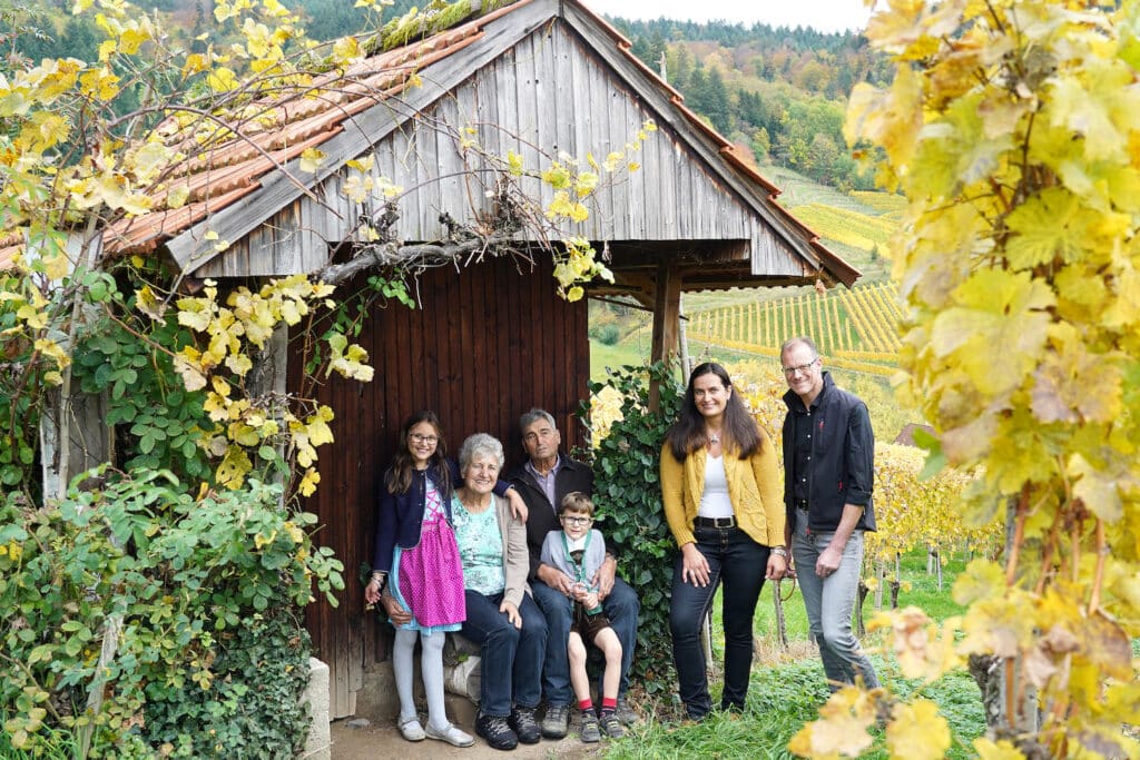 Die Familie Bähr, vom Weingut Bähr in Baden vor den Weinbergen ihres Weingutes