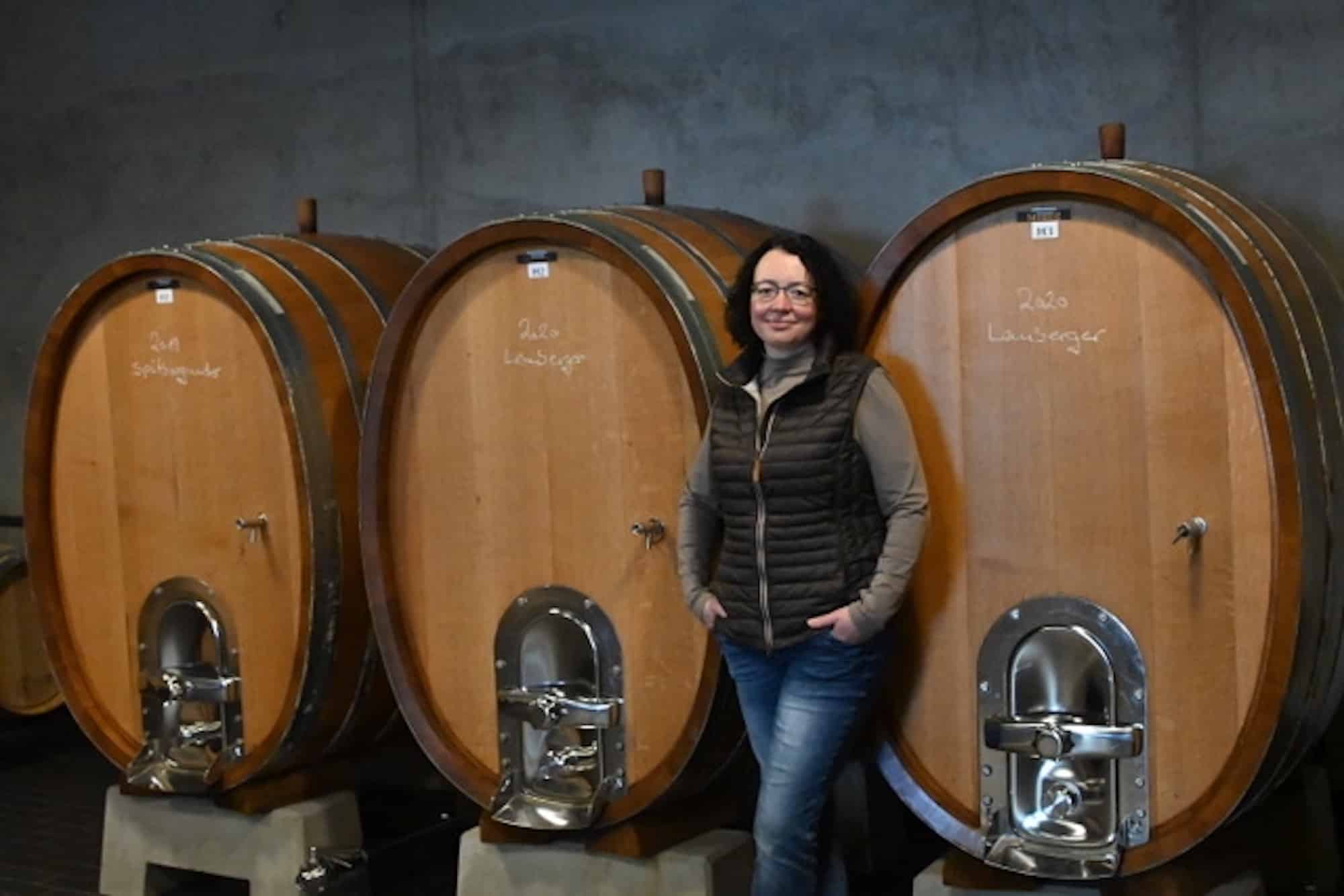 Nina Mayerle vom Weingut Mayerle vor den Weinfässern ihres Weingutes