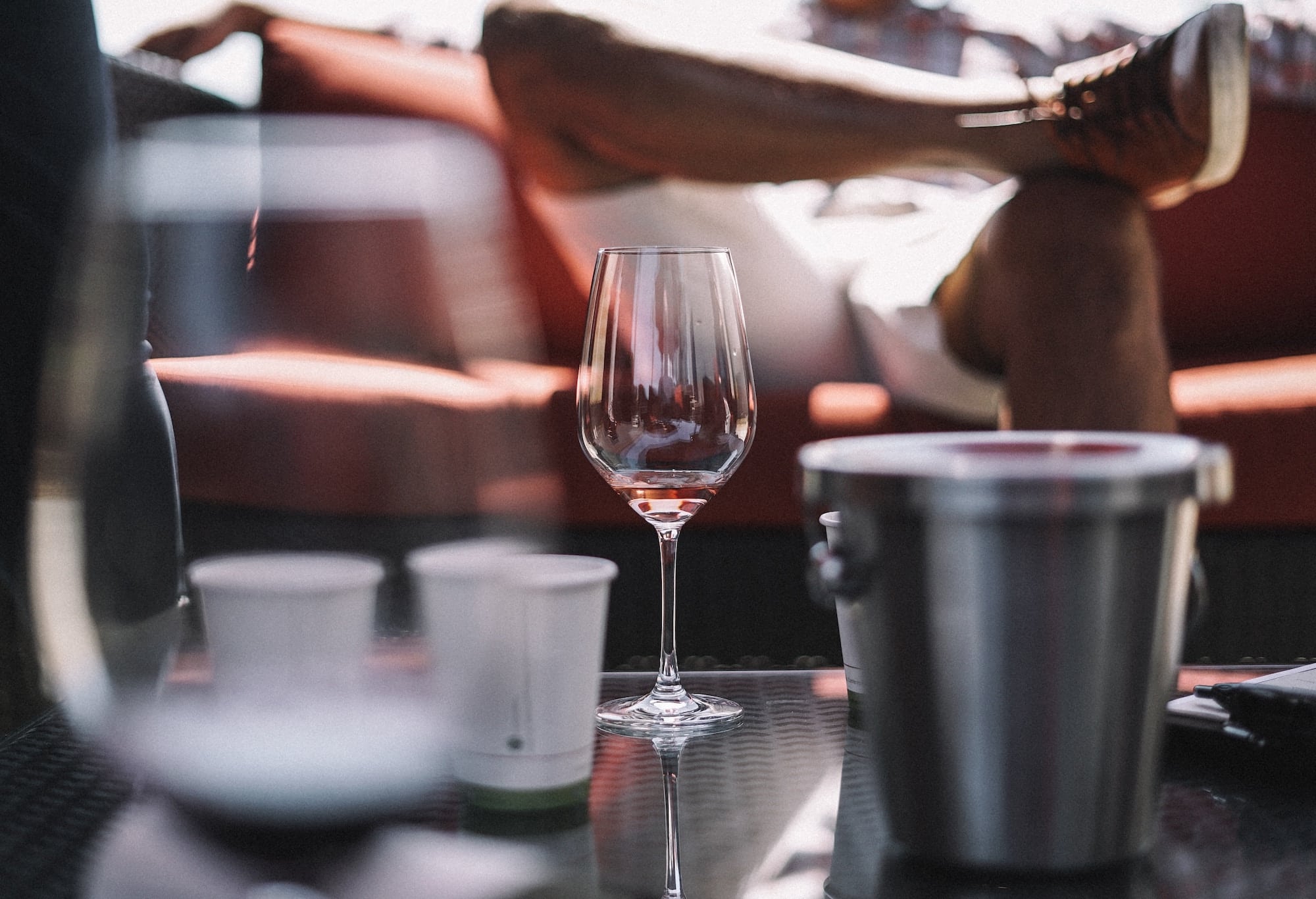 Portugieser Rosé halbtrocken Wein in einem Glas steht auf einem Gartentisch