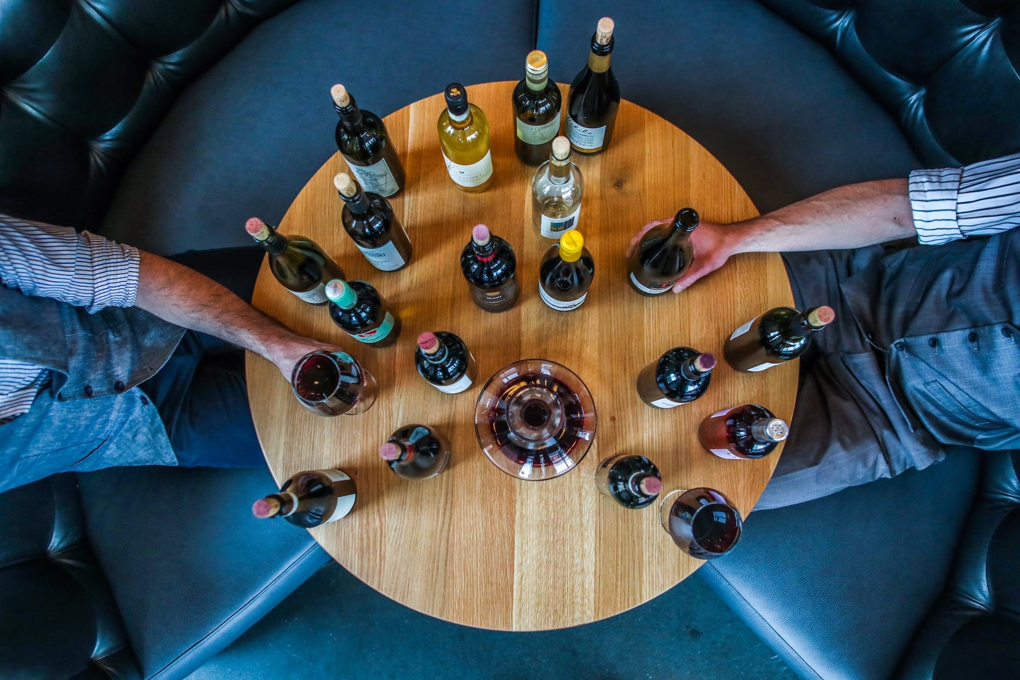 Verschiedene Flaschen Wein stehen auf einem Tisch, Neue Weine