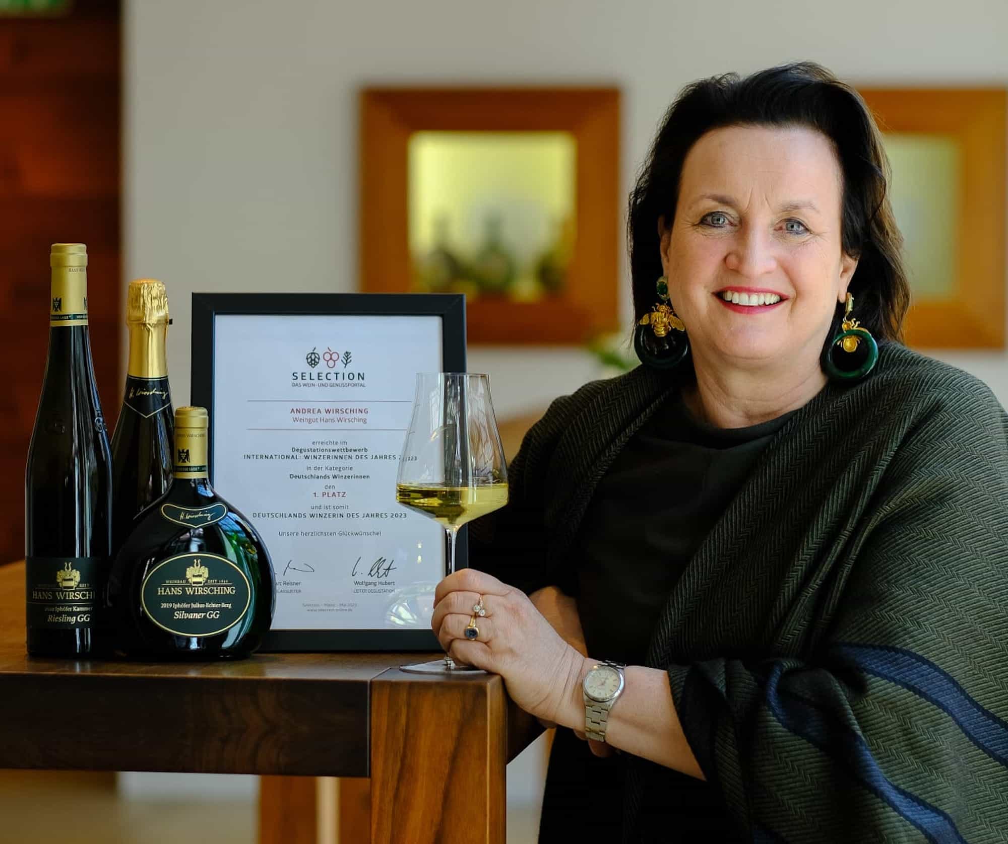 Andrea Wirsching mit der Urkunde zum Silvaner Weingut des Jahres