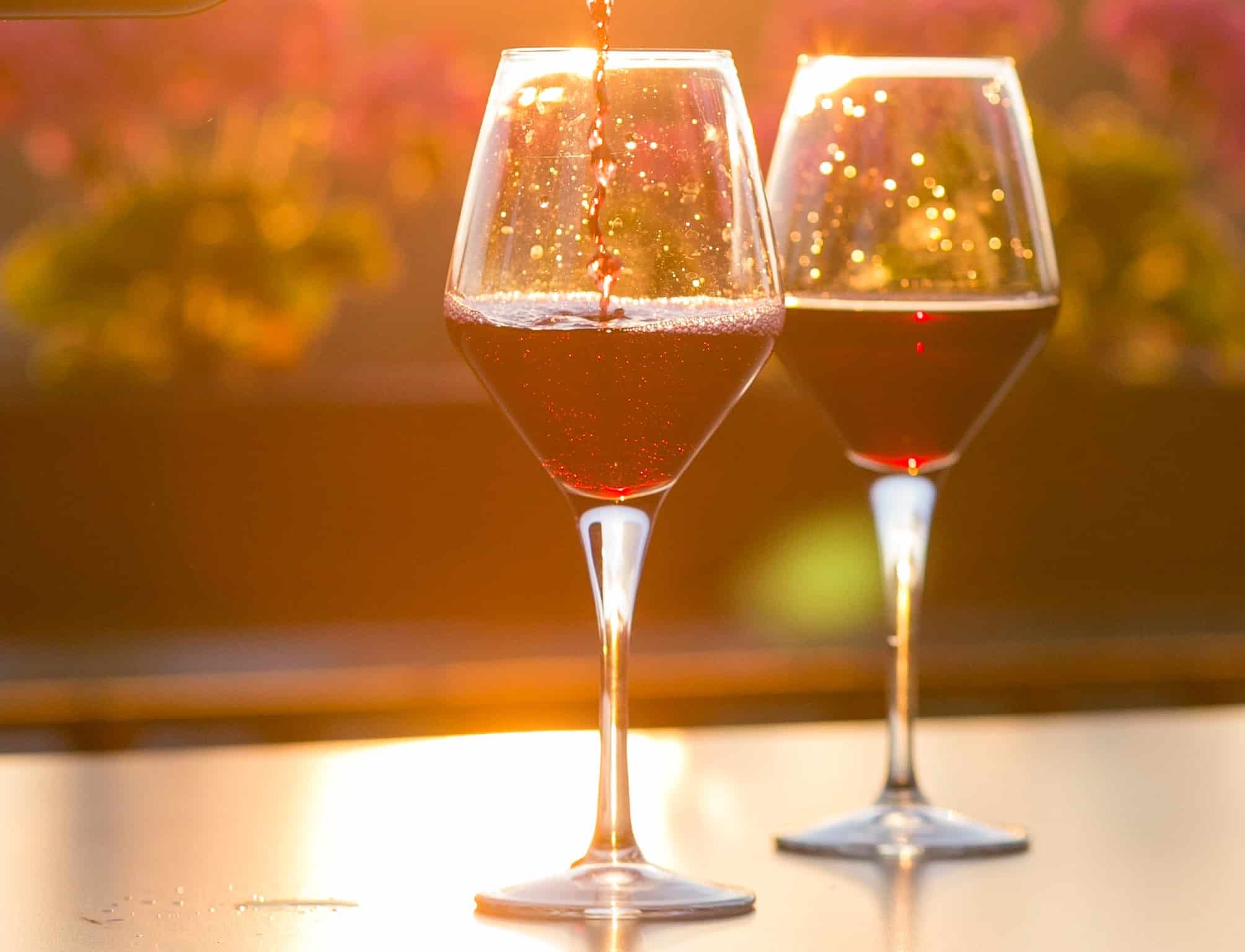 Sundowner beim Weingärtner in Esslingen - Rotweingläser im Sonnenlicht