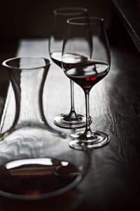 Rotwein in einer Karaffe und zwei Gläser