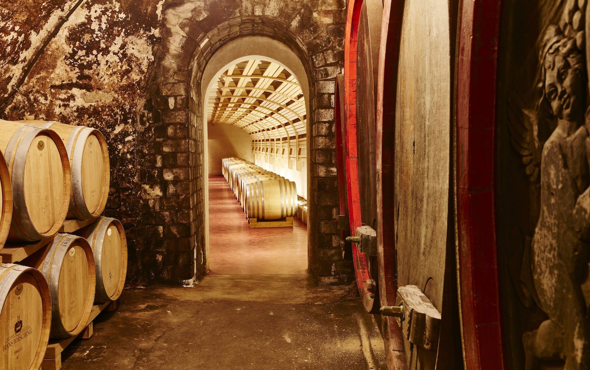 Weingüter des Jahres: Blick aus dem Gin-Keller in den Barrique-Keller des Weingut Hans Wirsching