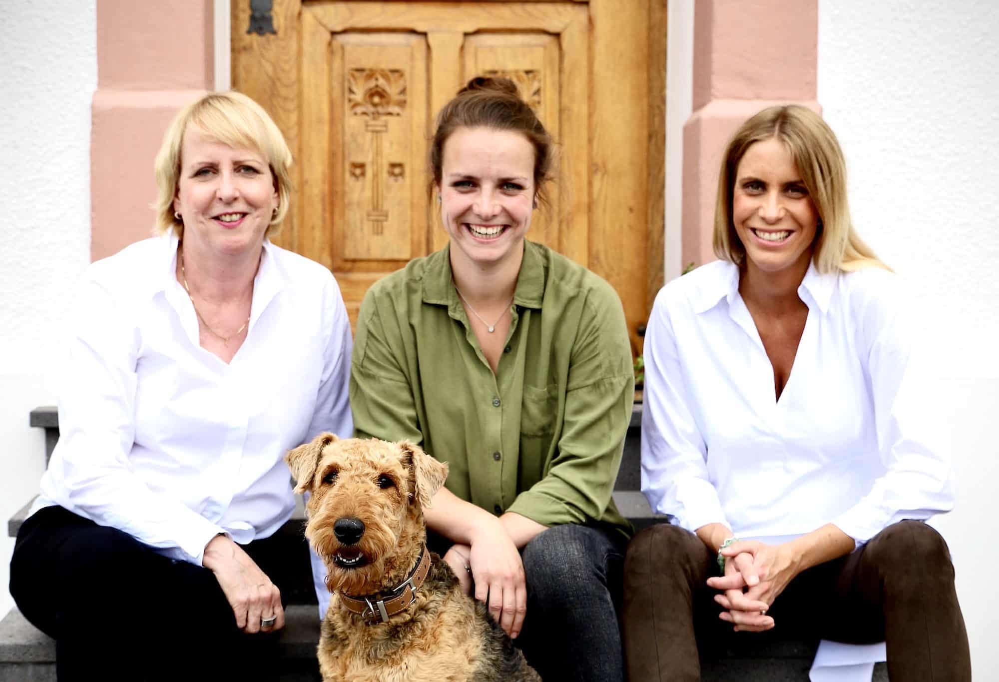 Jungwinzerinnen des Jahres: Lena Endesfelder mit Cordula (links) und Sarah (rechts) Endesfelder und ihrem Hund