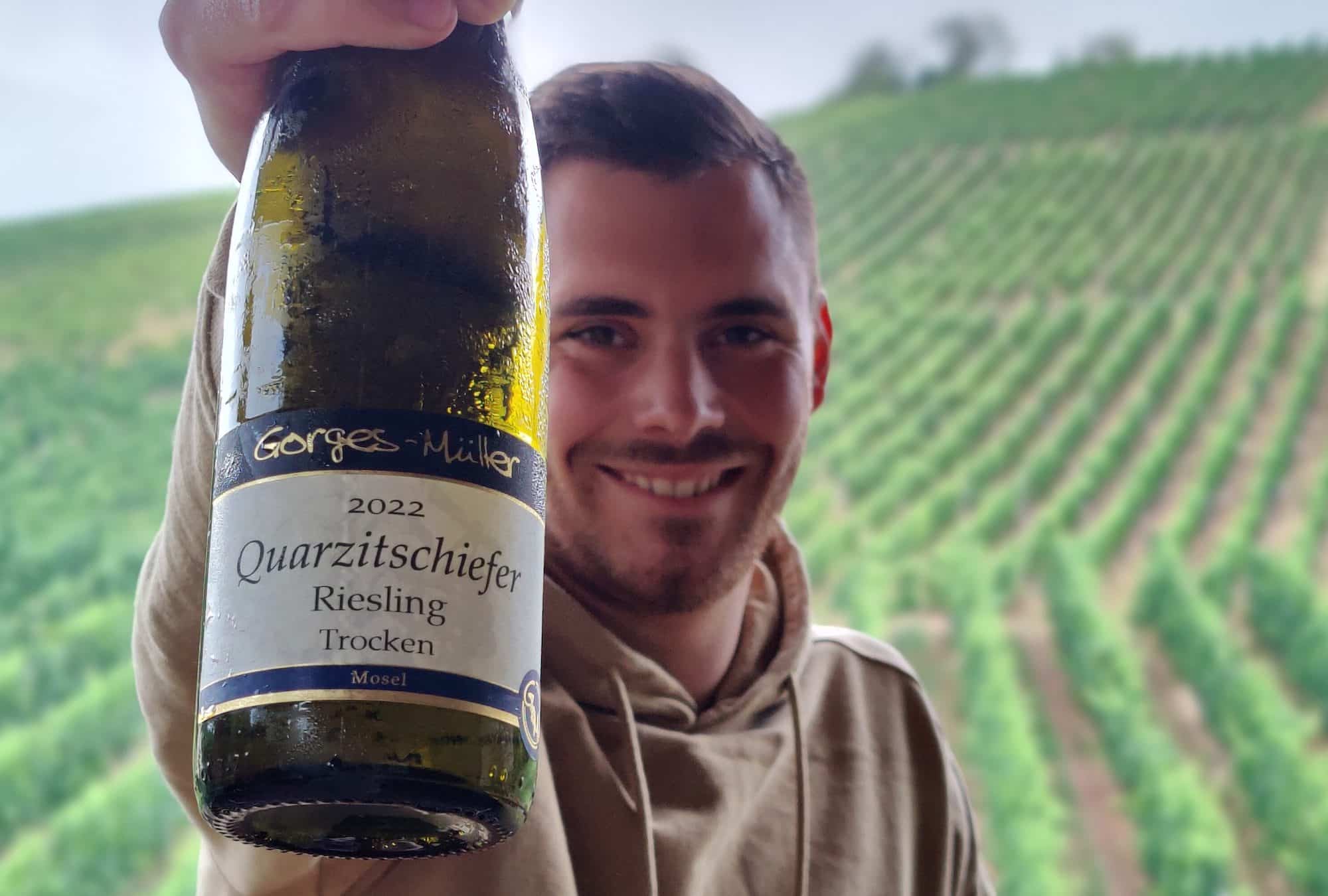 Jungewinzer des Jahres: Martin Müller vom Weingut Gorges-Müller mit einer Flasche Riesling