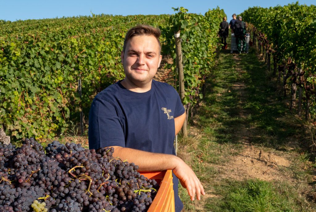 Jungwinzer Tobias Klepper vom Weingut Klepper, das den Wein der Woche den 2022er Roter Riesling feinherb produziert