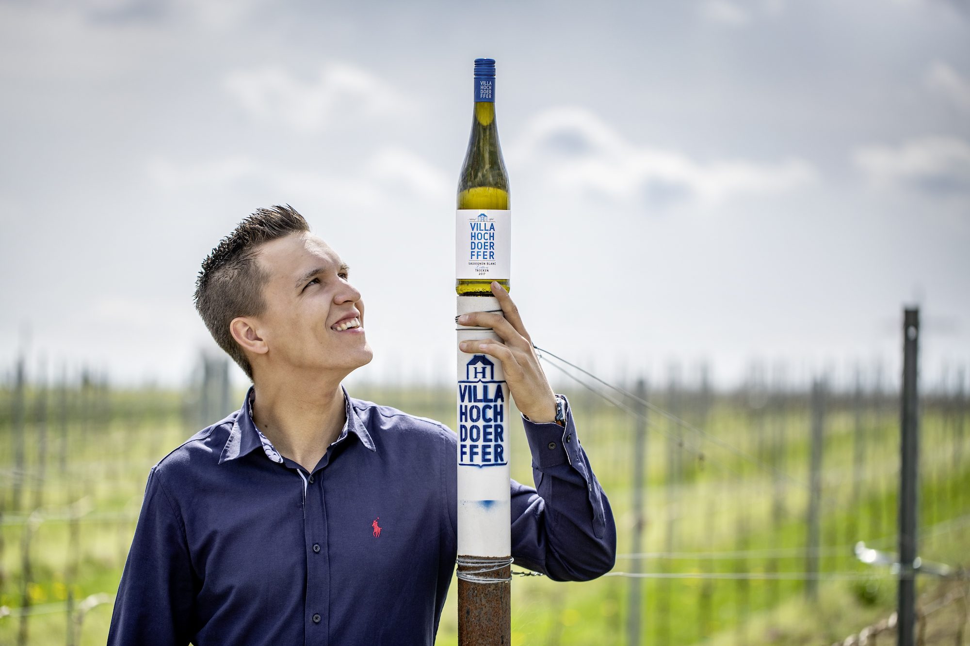 Burgunder-Weingut des Jahres: Weingut Villa Hochdörffer - David Hochdörffer mit Weinflaschen