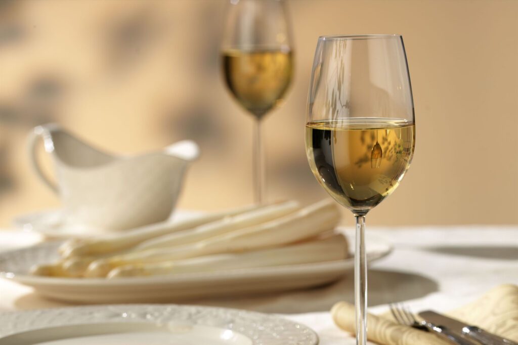 Spargel will Wein - ein Glas Weißwein und weißer Spargel