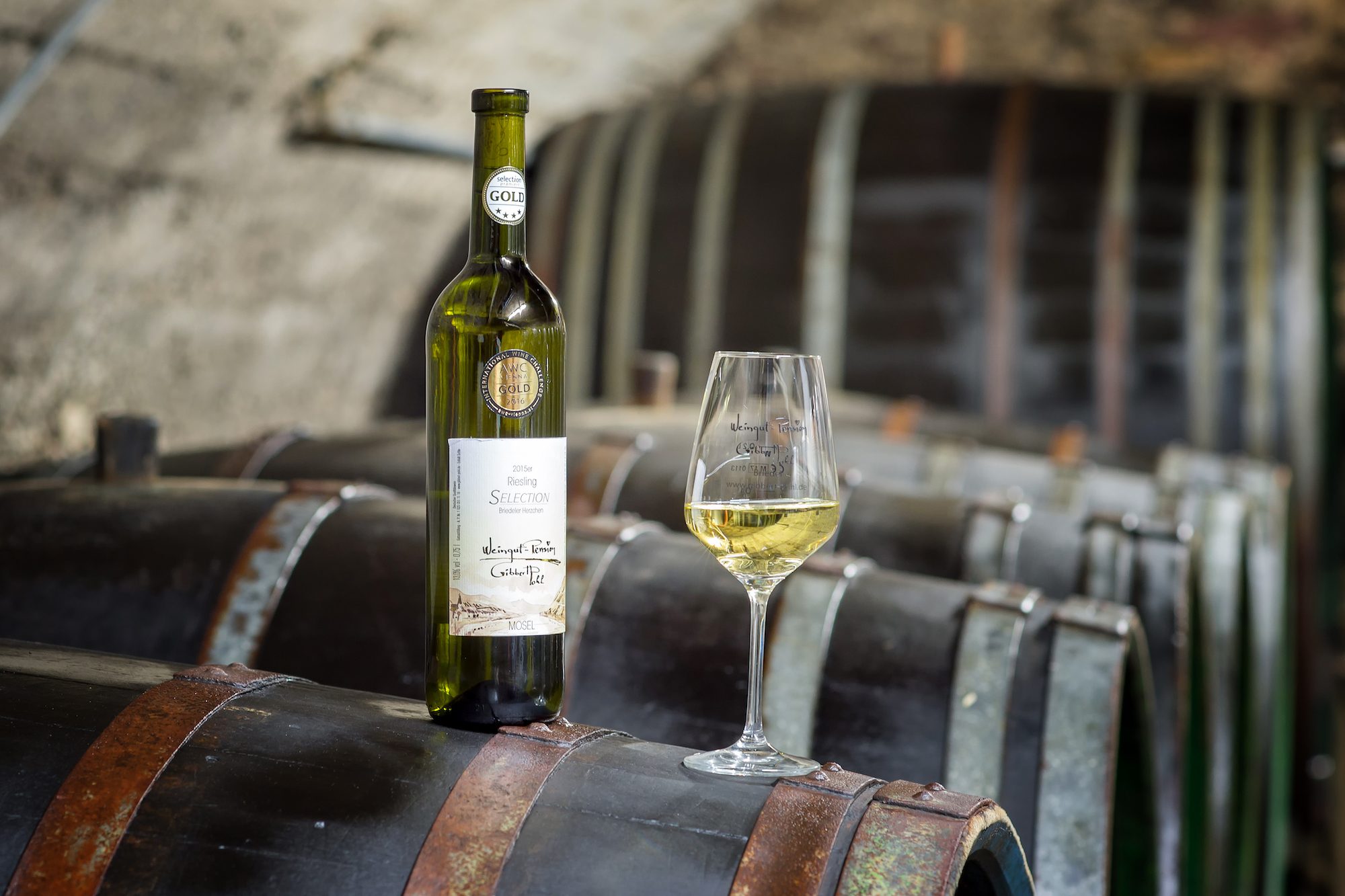Weingüter des Jahres: Weingut Gibbert-Pohl, eine Flasche Wein im Weinkeller